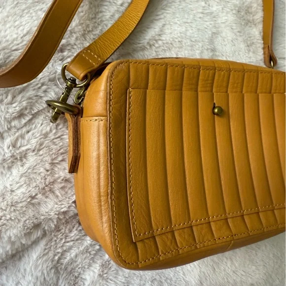 NWT Madewell The Transport Leather Camera Bag: Bubble Pleat Edition - Picture 9 of 12